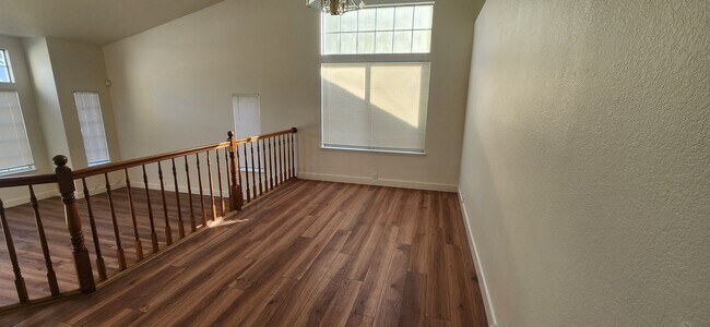 Building Photo - Large 3 Bedroom Home with a Loft