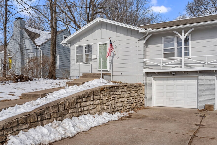 Building Photo - 906 E 84th St