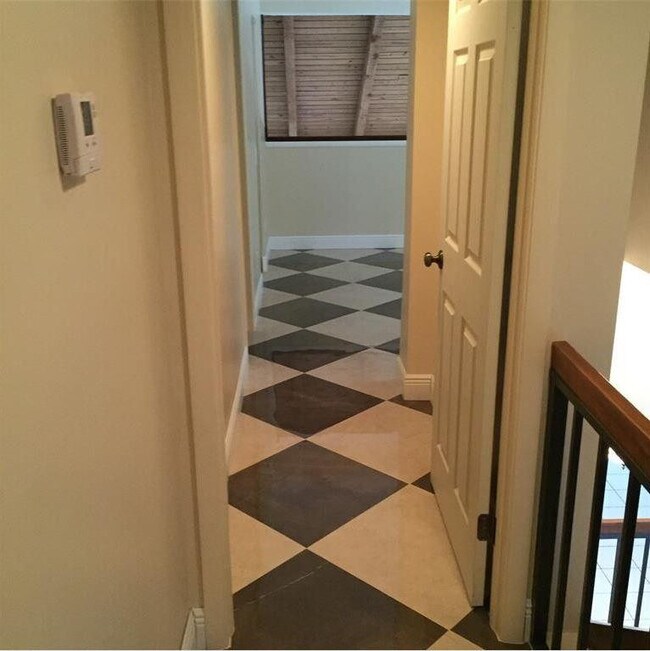 Building Photo - 10740 S Golfview Dr