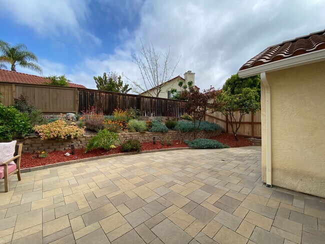 Building Photo - Beautiful Single Story Home in Shadow-Ridge!