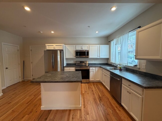 Building Photo - 160 Summer St