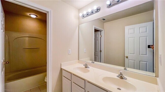 Building Photo - 11065 Brunson Dr