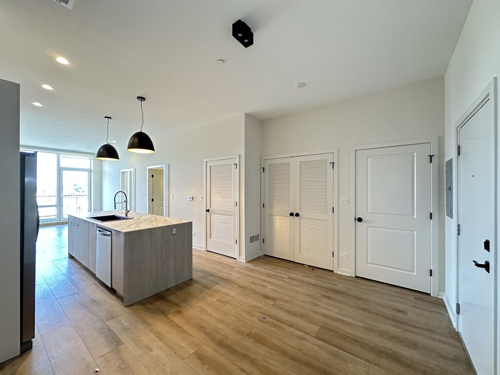 Building Photo - 6340 W Belmont Ave