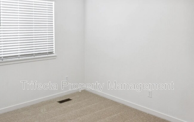 Building Photo - 628 Thoroughbred Ln