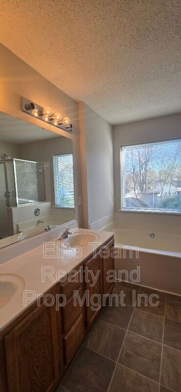 Building Photo - 14109 Southbridge Forest Dr