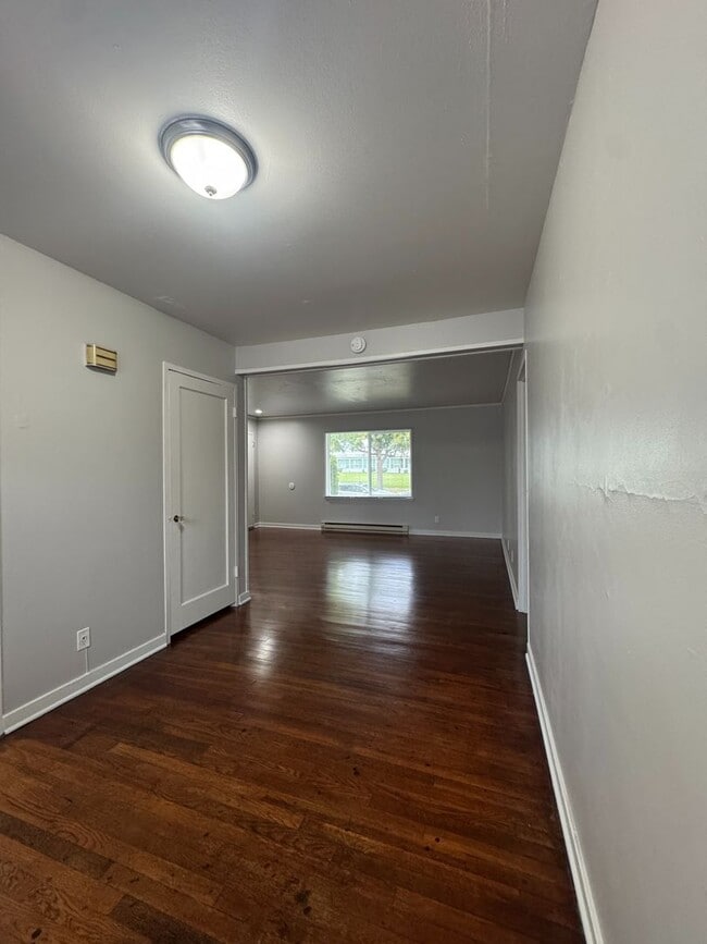 Building Photo - (UNM)  2 bed/1 bath Apartment