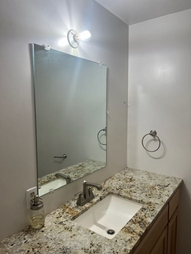 Building Photo - DESIREABLE RANCH STYLE HOME