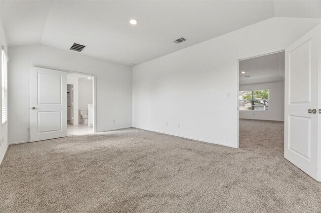 Building Photo - 913 Legends Ln