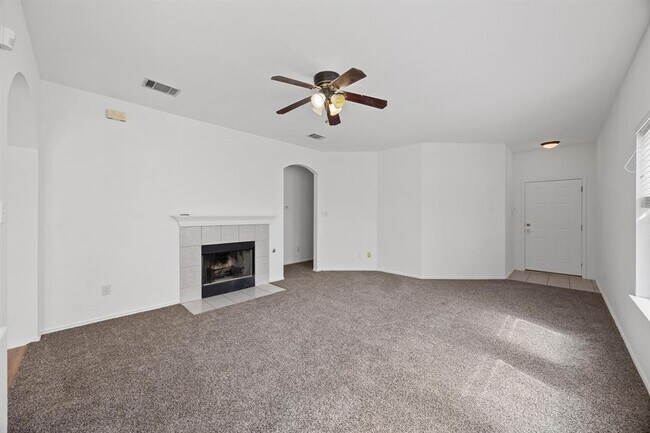 Building Photo - 914 N Creek Blvd