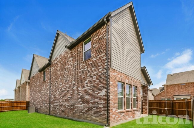 Building Photo - AVAILABLE NOW