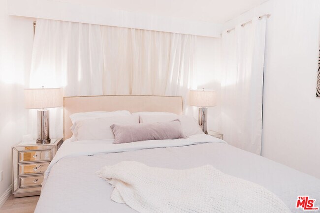 Building Photo - 1245 Wilcox Ave