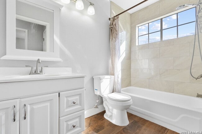 Building Photo - Charming Home Awaits: Spacious & Modern Living in a Prime Location