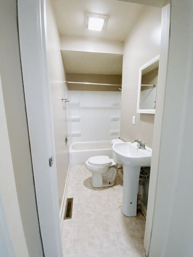 Building Photo - 2 bedroom and 1 bathroom duplex