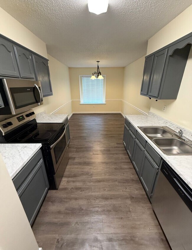 Building Photo - Beautifully updated 3-bedroom, 2.5-bathroom home
