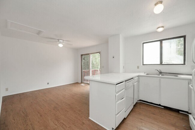 Building Photo - Spacious 2 Bedroom Duplex In West Valley City
