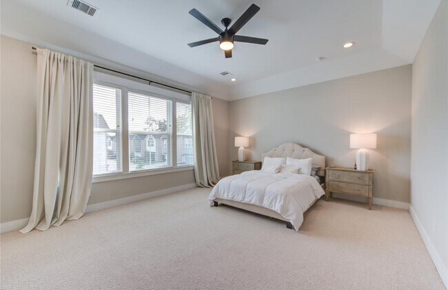 Building Photo - 704 Pinemont Cyn Ln