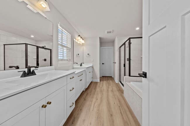Building Photo - Luxurious 4-bed