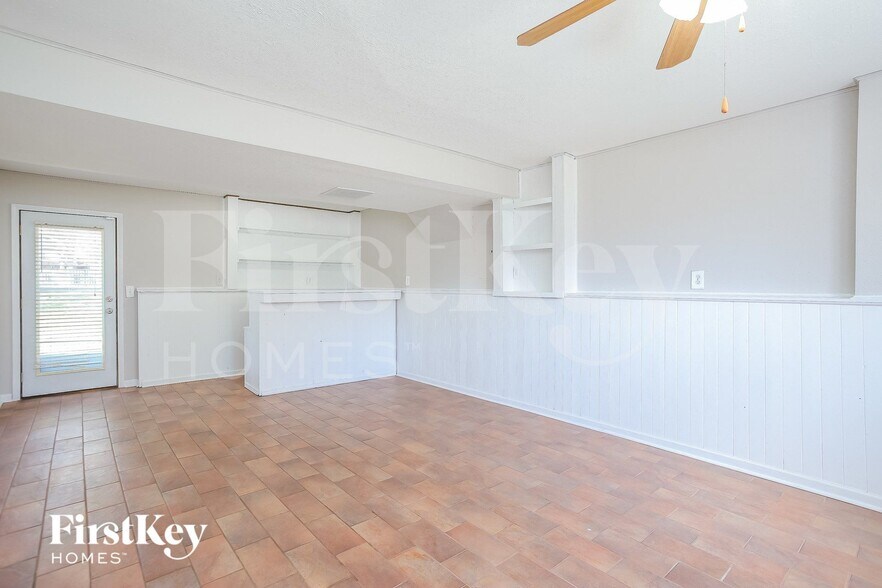 Building Photo - 11512 N Windsor Ave