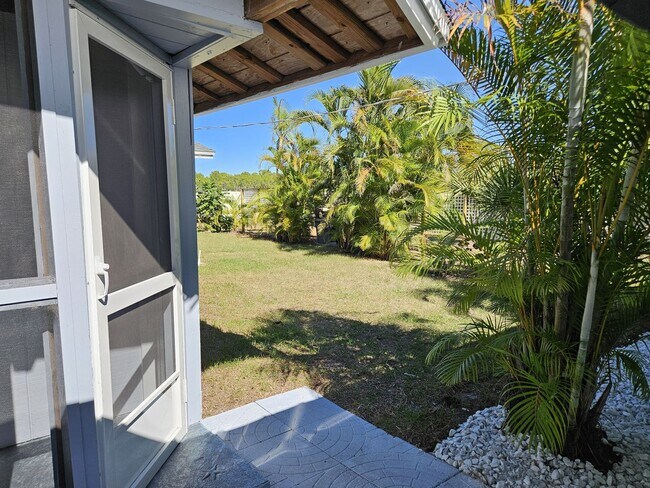 Building Photo - Annual Unfurnished 3 Bedroom 2 Bathroom Si...