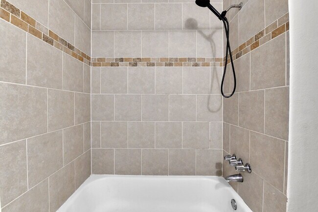 Building Photo - $1,775 - 2 Bed, 2.5 Bath End Unit in Auror...