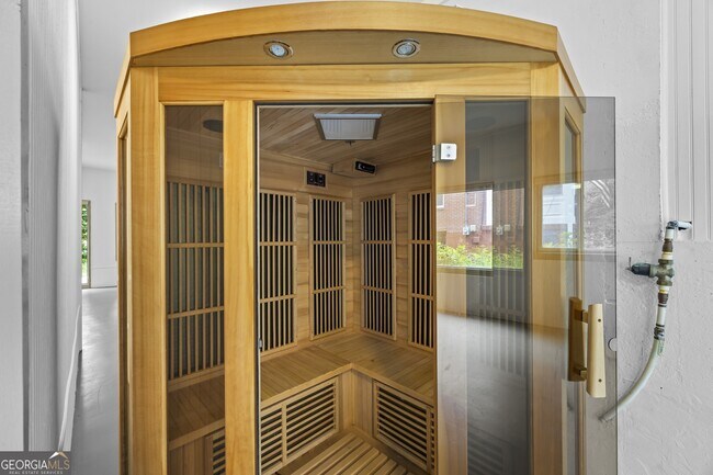 Building Photo - 1742 Helen Dr NE