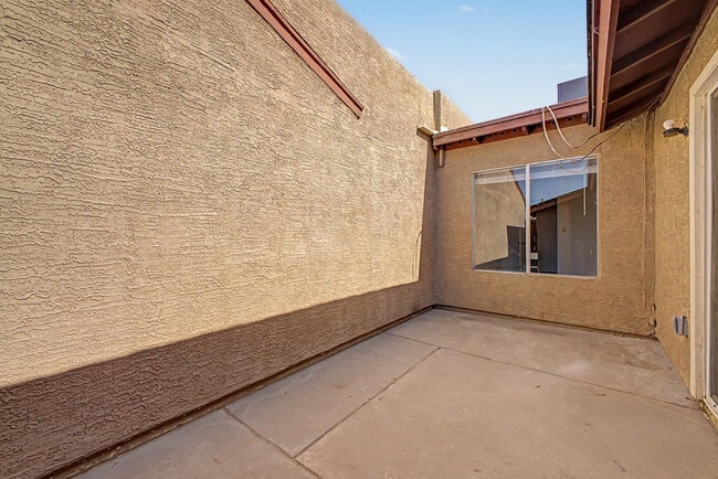 Building Photo - 2605 E Lemon St