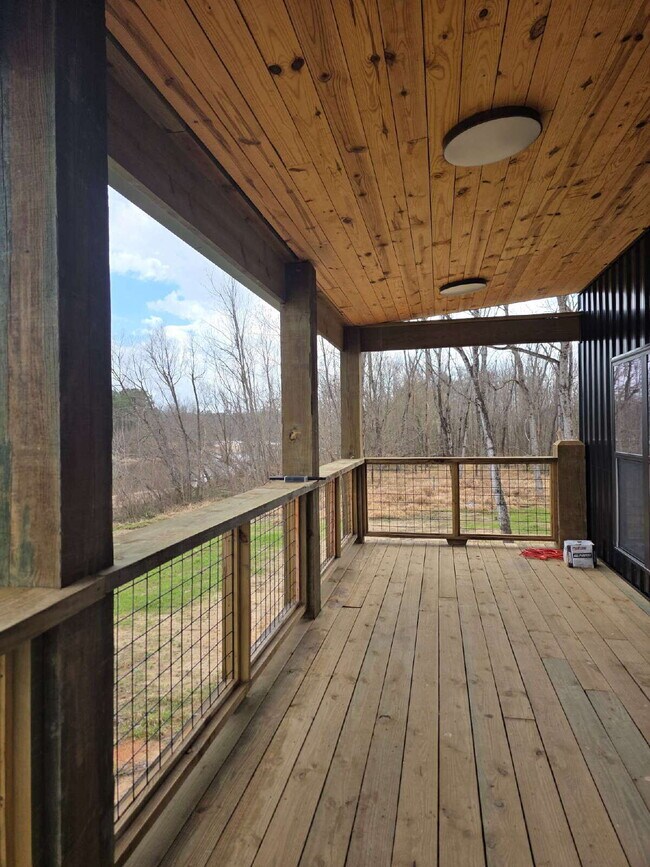 Building Photo - Beautiful peaceful 2/1 for rent! Fully furnished