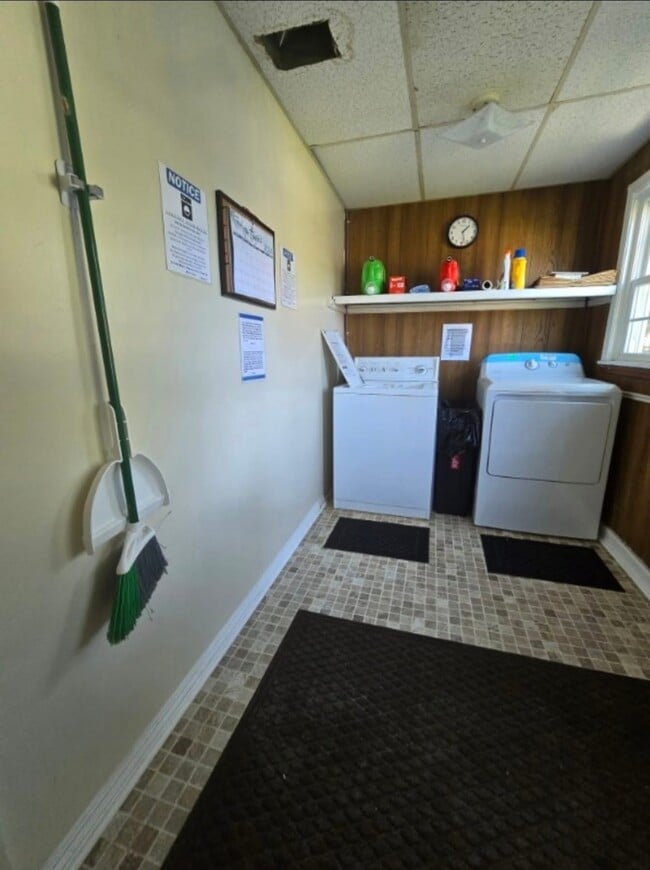 Building Photo - 215 S Main St