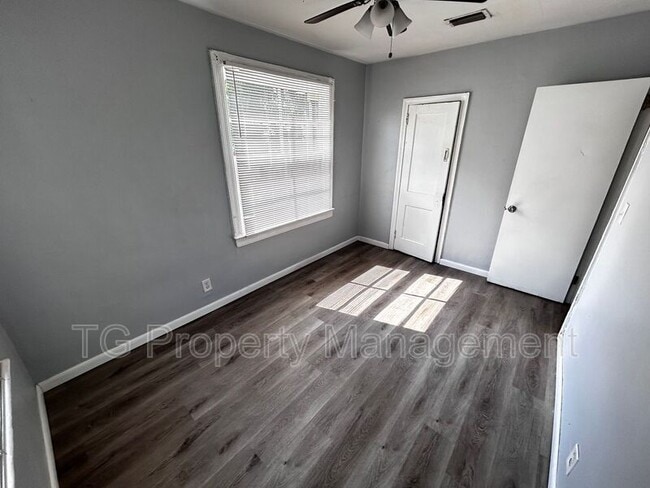 Building Photo - 2057 Brackland St