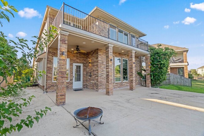 Building Photo - 10011 Lakeside Gables Dr