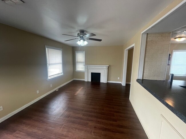 Building Photo - 2 bed 1 bath, laundry connections, large fenced yard, corner lot!