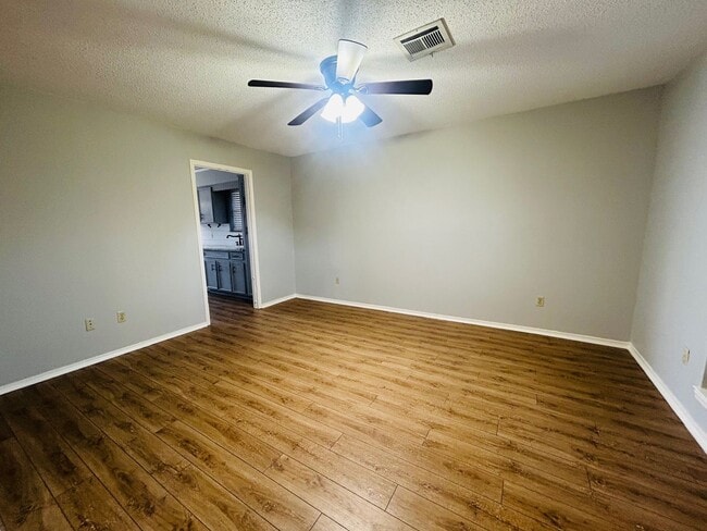 Building Photo - Perfectly Placed Duplex