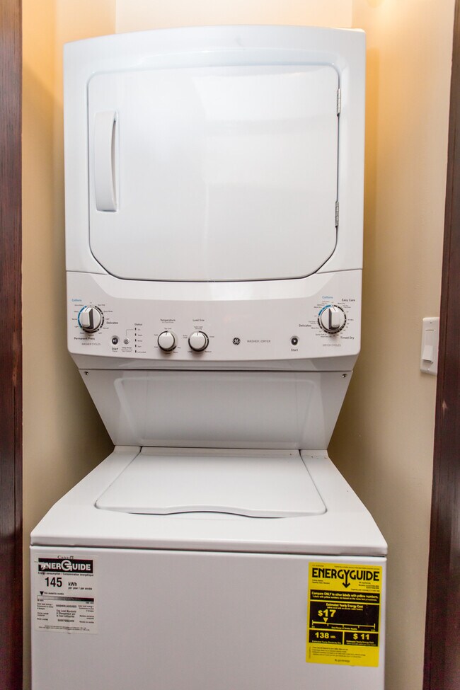 Building Photo - Condo Quality 2Bed/1bath in Bucktown! In-Unit Laundry! Stainless Steel! Quartz Counters!