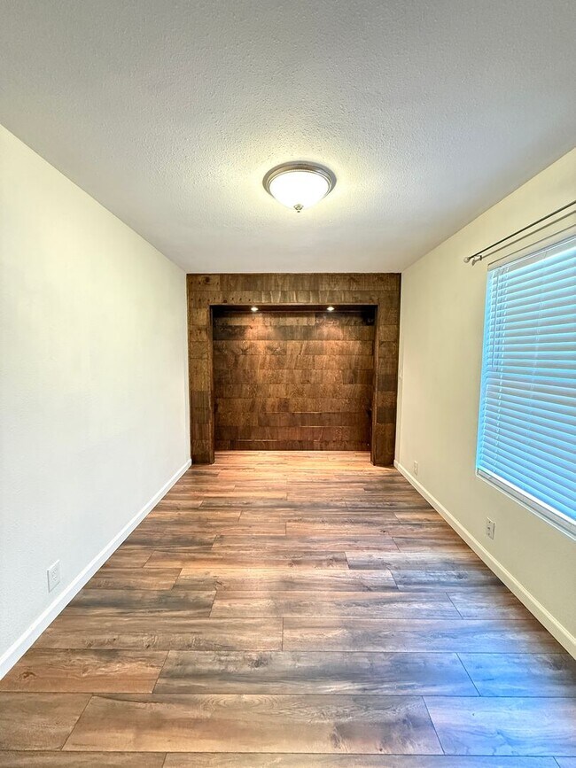 Building Photo - Beautiful 3 Bedroom, 2 Bathroom Rogue River Rental