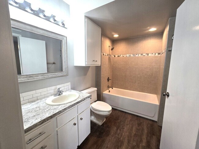 Building Photo - Awesome 2-Story 2/2/2 Townhouse in Southwe...