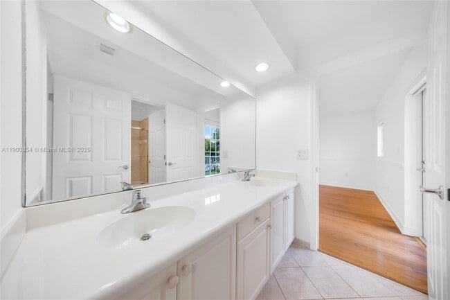 Building Photo - 21025 NE 31st Ave