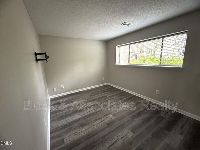 Building Photo - 533 Pine Ridge Pl