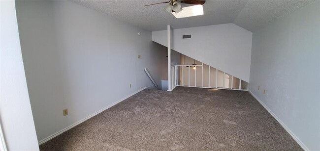 Building Photo - 3026 N Bell Ave