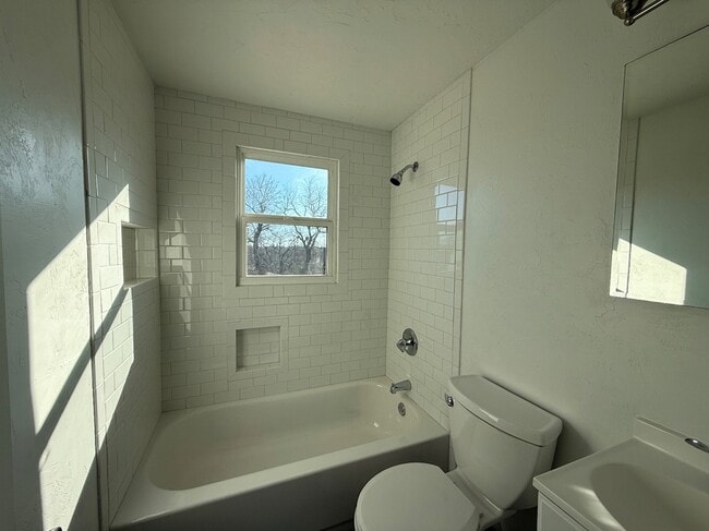 Building Photo - 4400 NE 16th Terrace