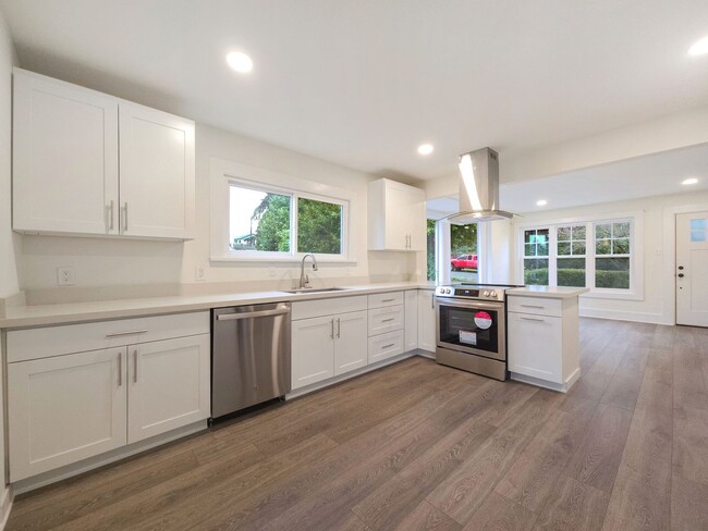 Building Photo - Beautifully Remodeled 3-Bedroom Home Near ...