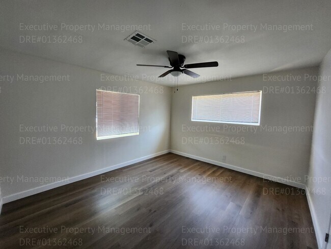 Building Photo - 3 bedroom 1 bathroom near Oswell St/ Virginia Ave