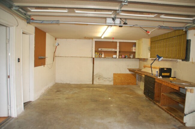 Building Photo - Meadowbrook Home
