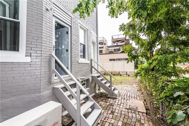 Building Photo - Beautiful 2 bed, 2.5 bath luxury home in S...