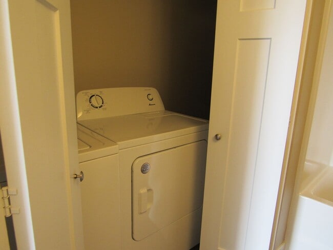 Building Photo - Newer Construction 2 Bdrm Apt