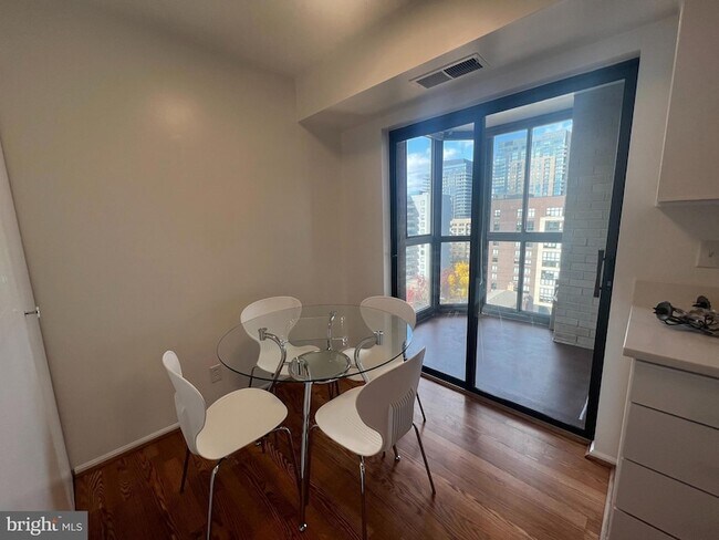 Building Photo - 1600 N Oak St