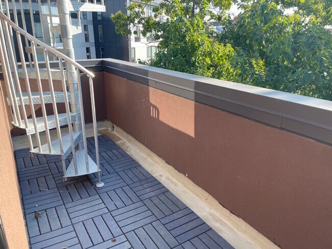 Building Photo - 1005 New Market St