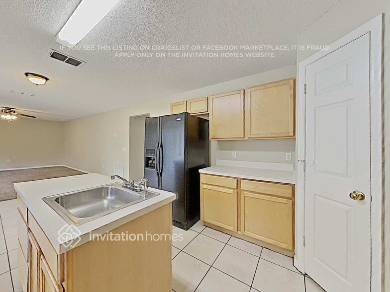 Building Photo - 1701 Alhambra Crest Dr