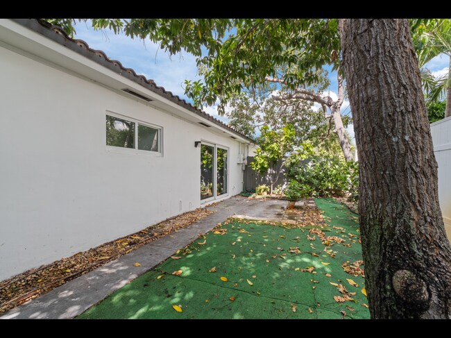 Building Photo - 2133 NE 56th Ct