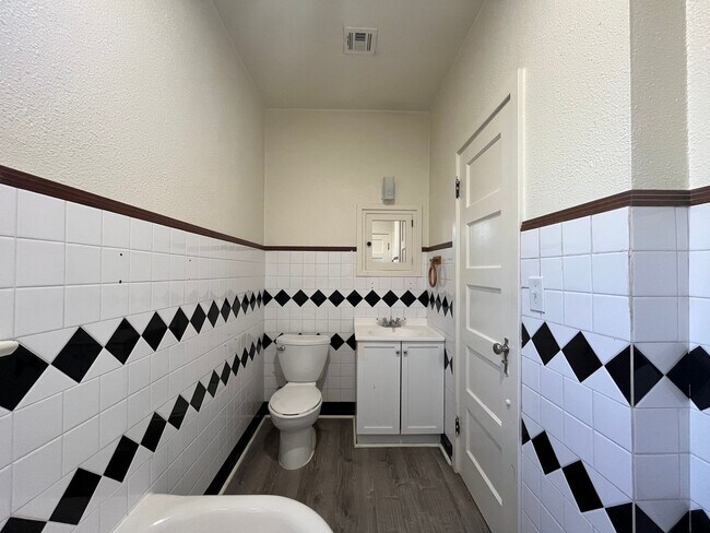 Building Photo - 1434
