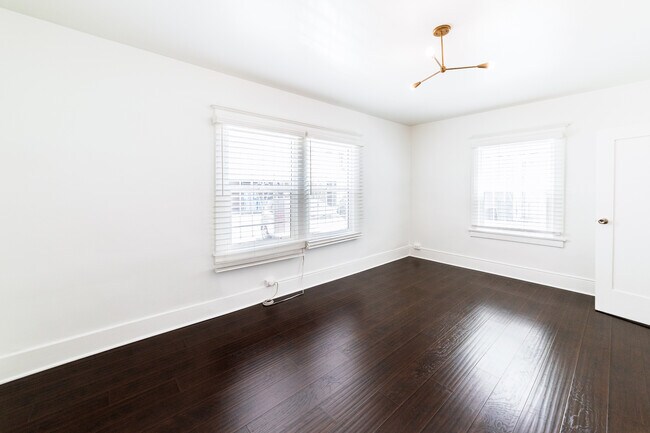 Building Photo - 1020 N Kingsley Dr